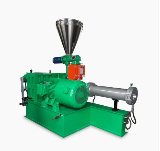 How to ensure that material enters the planetary screw extruder at a steady rate?